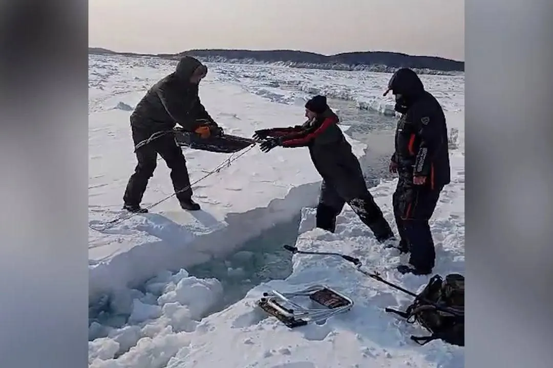 Появилось видео с застрявшими на льдине рыбаками в Охотском море