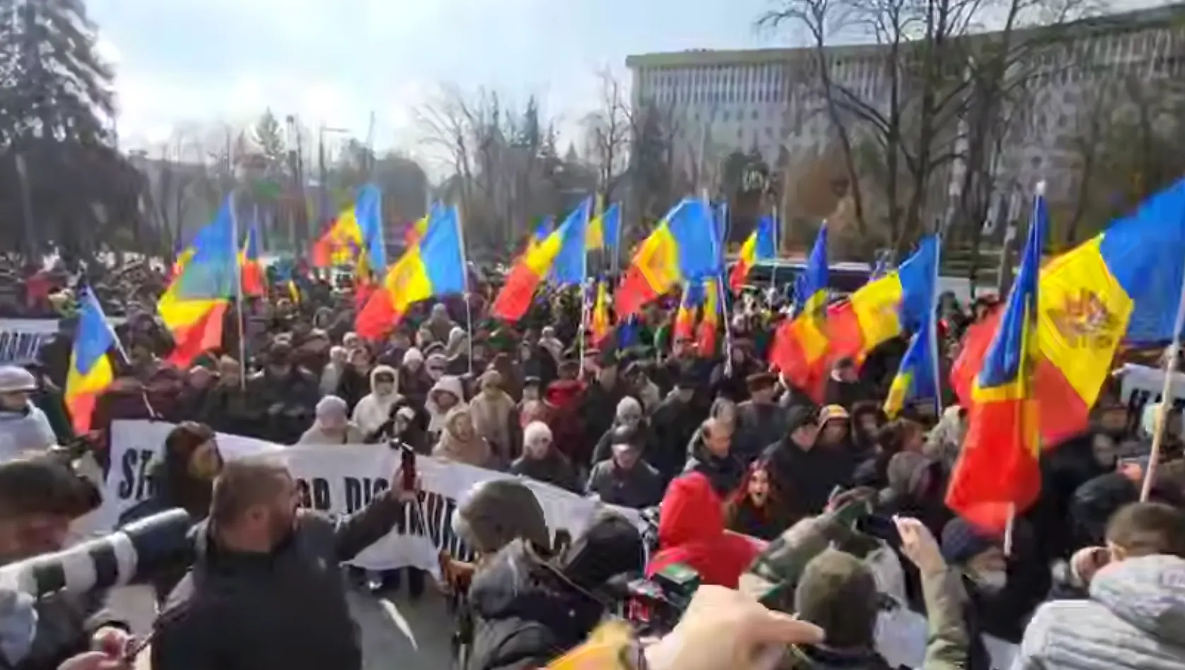 Майя, уходи! В Кишинёве начались протесты с требованием отставки Санду