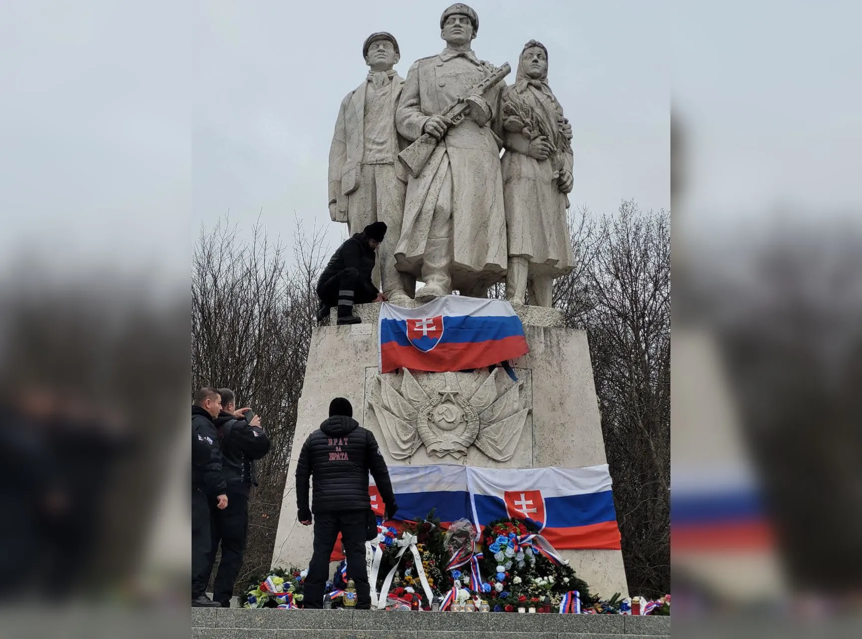 Активисты завесили флагами надписи вандалов на советском мемориале в Словакии