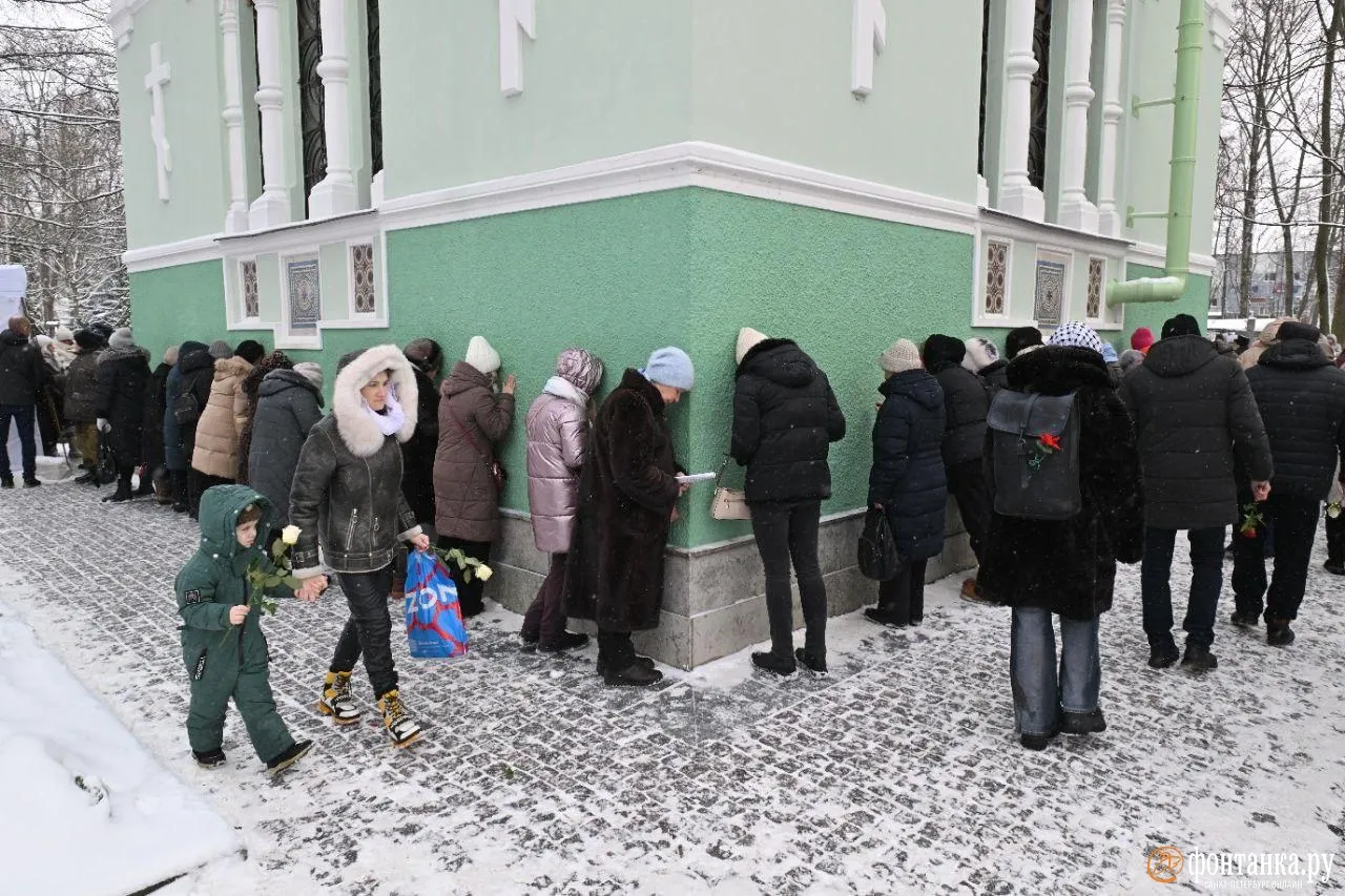 Сотни православных почтили память Ксении Петербургской на Смоленском кладбище