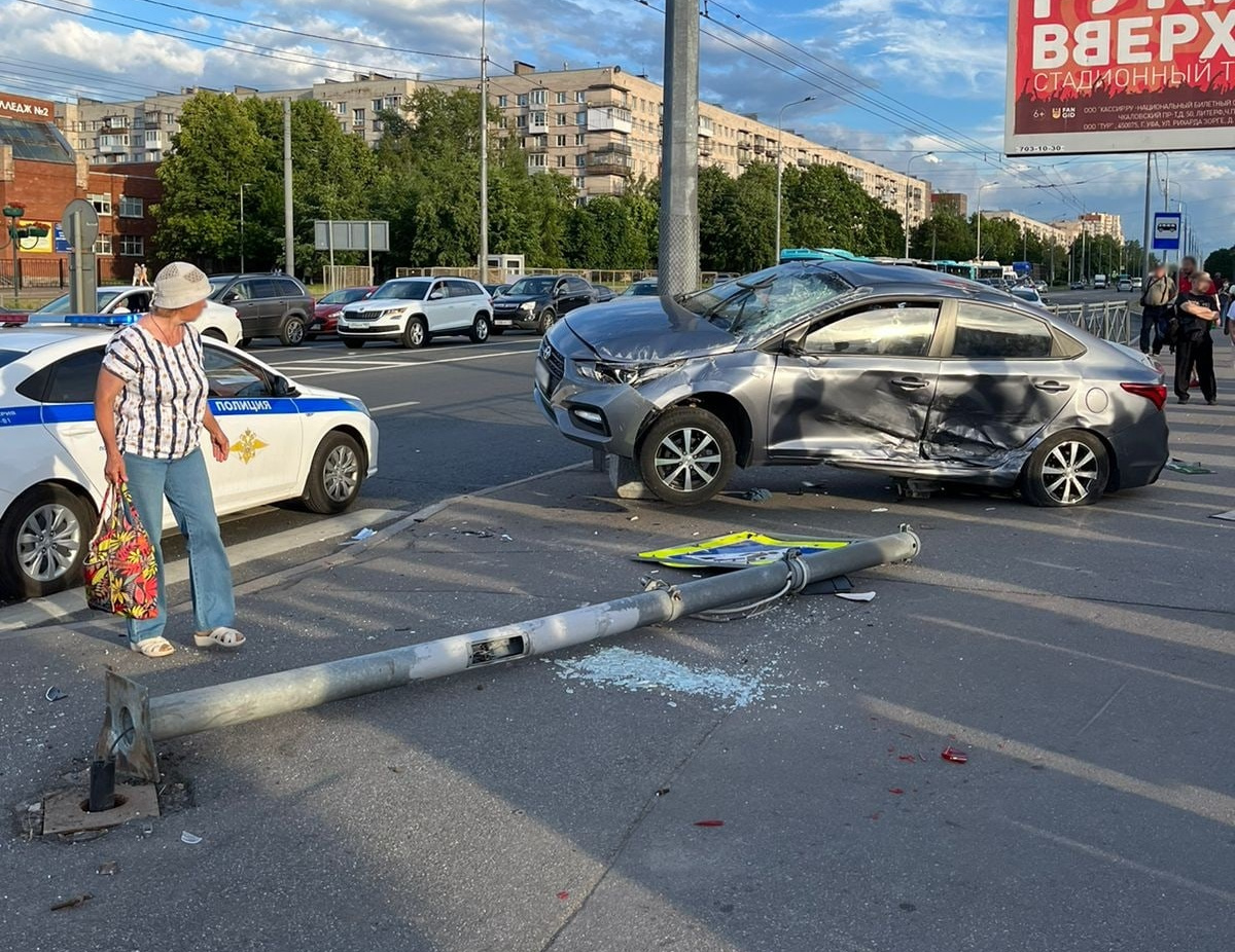 девушка попала в аварию